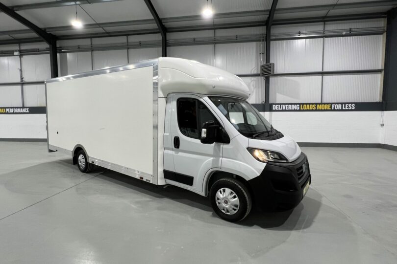 Fiat QubeMAX Giant 5.6M x 2.3M High Roof