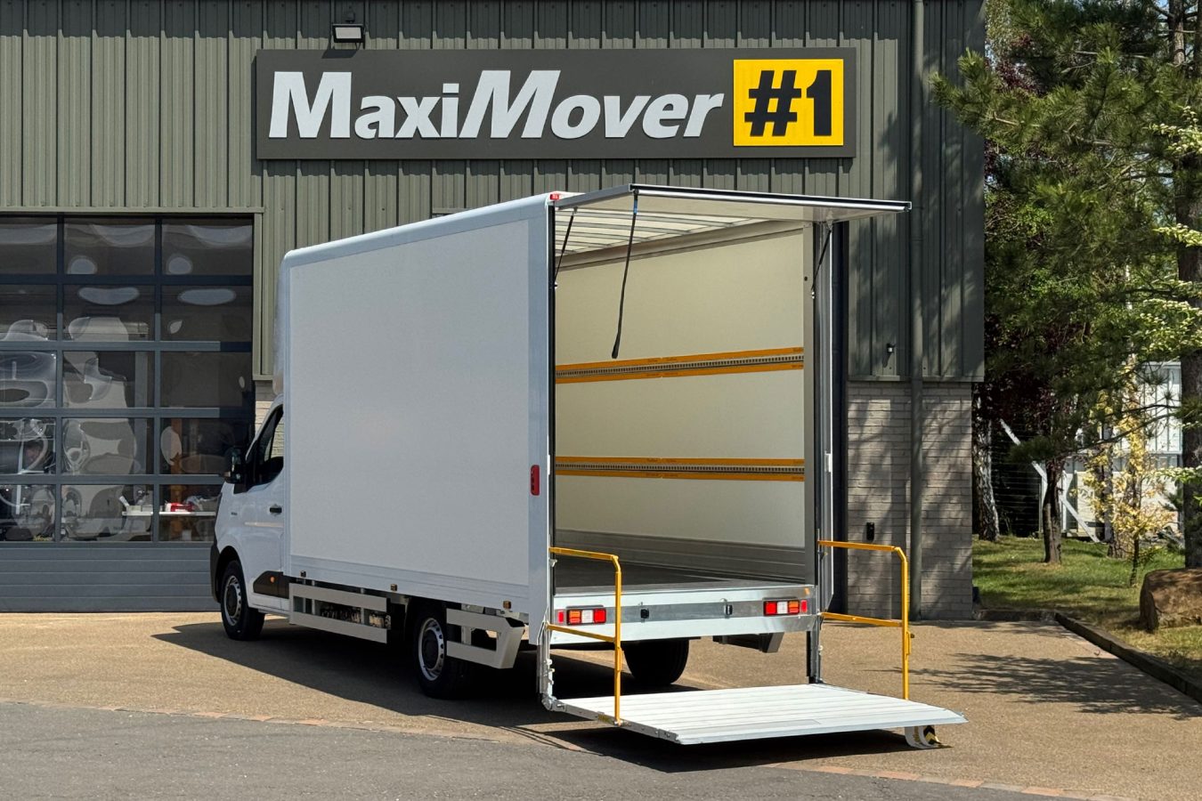Maxi Mover AeroMAX Low Loader Tail Lift Van