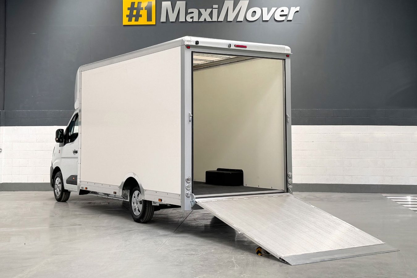 Renault AeroMAX RampLoader Van