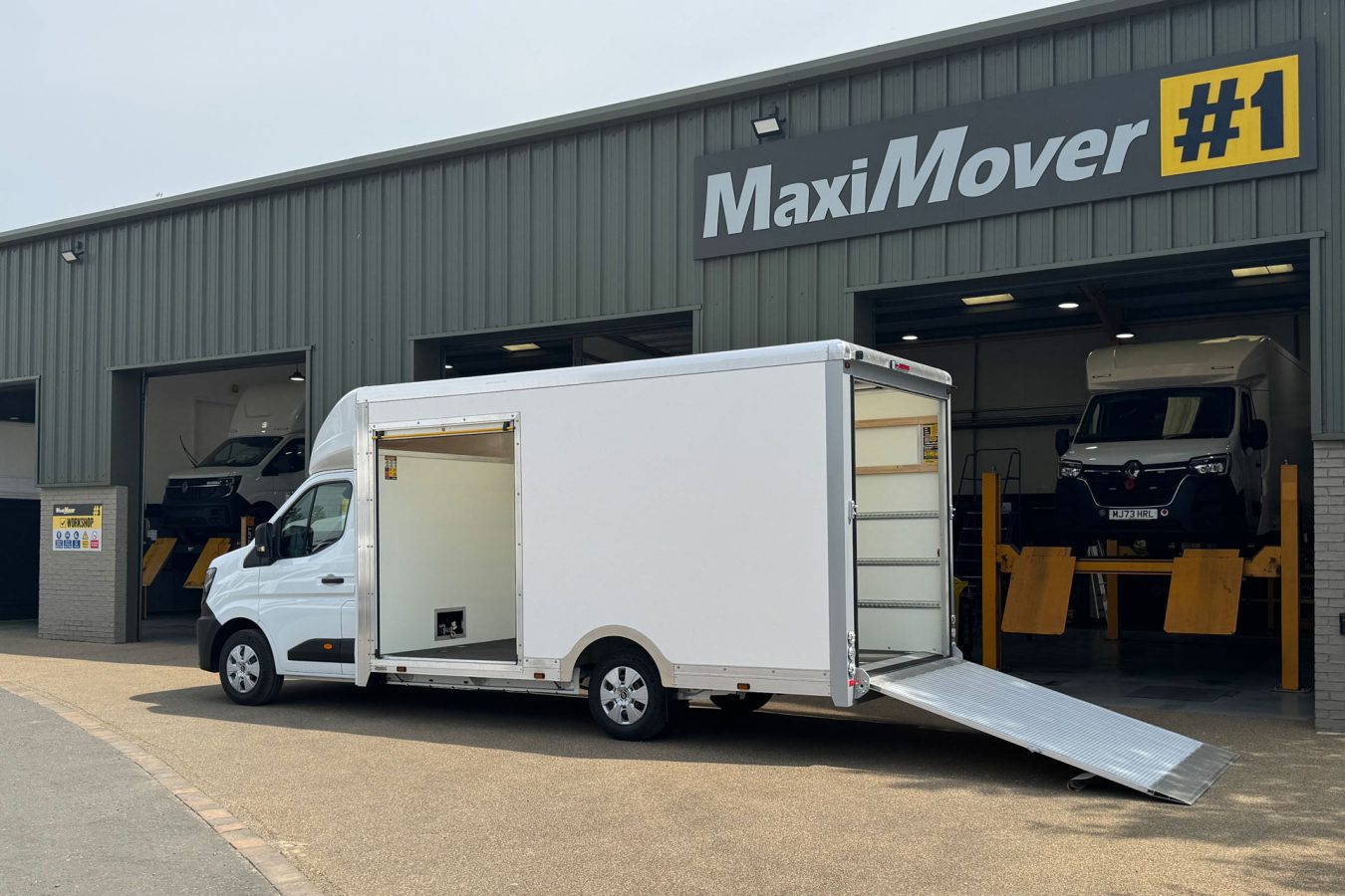 Renault AeroMAX Low Loader with Ramp
